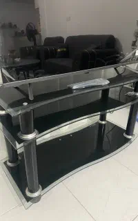 میز تلویزیون شیشه‌ای سه‌طبقه مشکی، شیک و سالم