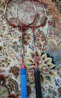 دو عدد راکت بدمینتون کار کرده