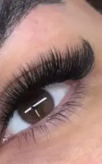 اکستنشن مژه با تخفیف و بهترین متریال انجام می شود