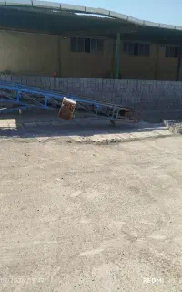 کارگر برای بارگیری بلوک