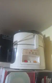 یک عدد آبمیوه گیری دو کاری همراه با آسیاب