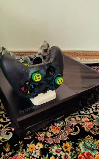 XBOX ONE  یک ترا ، دو دسته ، با پایه شارژرفول گیم
