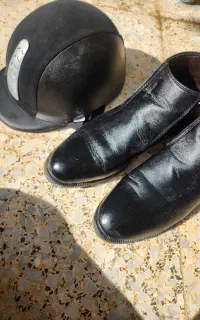 کلاه و کفش سوار کاری
