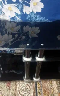 میز تلویزیون شیشه ای سالم بدون ترک و شکستگی