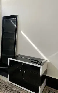یک عدد اینه قدی یک عدد میز کمدلباس
