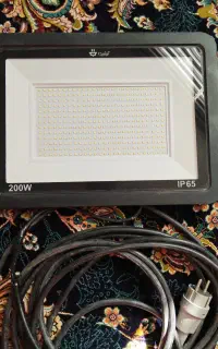 پروژکتور ۲۰۰ وات آرشیدا در حد نو