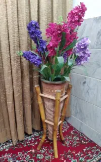 گل با گلدان چوبی