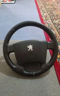 فرمان و جلو پنجره