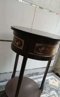 میز تلفن و تلفن رومیزی همراه با مودم