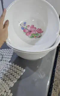 تعدادی ظرف ملامین و بلور