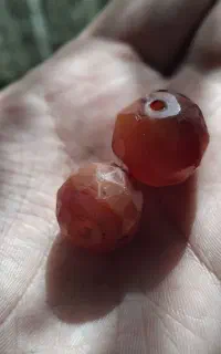 ۲عددمهره عقیق سرخ ۸ضلعی کهنه ،درشت و سالم