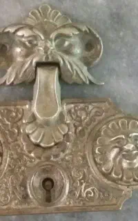 قفل قدیمی صندوق