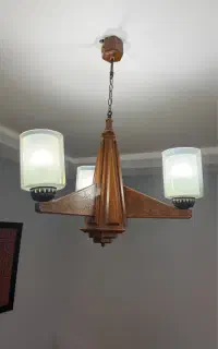 دوتا لوستر چوبی شش شاخه و یک لوستر سه شاخه