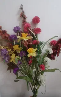 چند شاخه گل مصنوعی