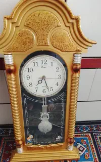 ساعت دیواری طلایی رنگ