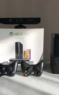 xbox 360 super slim 250GB + دو دسته(kinect)