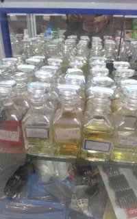 عطر موجود هست