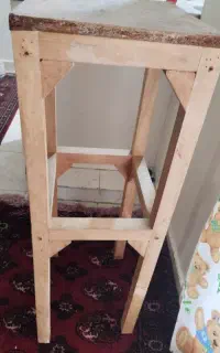 چهار پایه چوبی