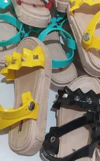 فروش تعدادی کفش و دمپایی فوری