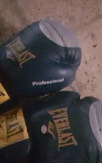 دستکش‌ بوکس تمیز کناربوده