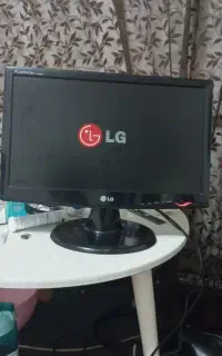 دو عدد مانیتور LCD و CRT