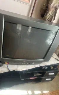 تلوزیون رنگی قدیمی بزرگ روشن سالم اندازه ۸۰ در ۶۰