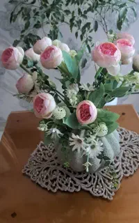 گل مصنوعی همراه با گلدان