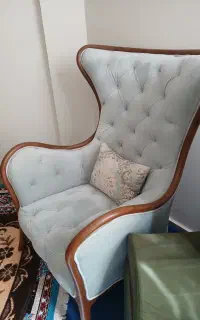 یک عدد مبل تک نفره در حد نو