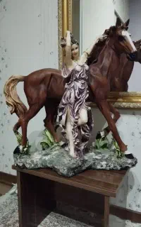 مجسمه دکوری اسب و زن