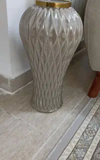 گلدان شیشه ای بزرگ شیک کنارسالنی
