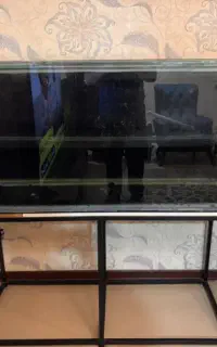 آکواریوم  و پایه آهنی