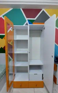کتابخانه و کمد لباس