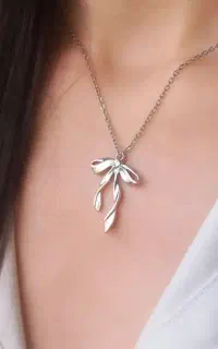 گردنبند نقره‌ای پاپیون