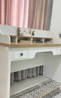 میز تحریر بسیار سالم