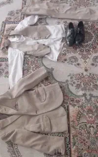 کت وشلوار بچه گانه همراه کفش مشکی و پیراهن سفید