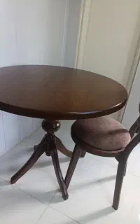میز و سه عدد صندلی