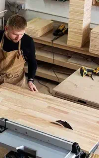 شاگرد کارگاه کابینت سازی