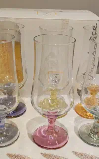 لیوان پایه دار و بستنی خوری