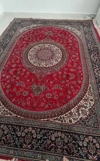 فرش تخت قرمز رنگ ثابت ومحکم