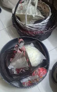 دست گل عروس و چند باکس گل