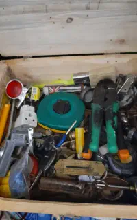ترازوبرنجی باتعدادی وسایل
