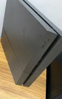 پی اس فور به همراه دو دسته