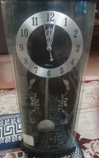 ۲ عددساعت دیواری زیبا و درب دار دارای پاندول حرکتی