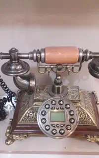 تلفن رو میزی برنزی سالم و تزعینی