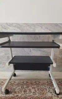 میز کامپیوتر در حد نو
