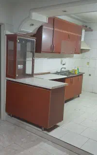 دو دست کابینت با سینک و هود و شیر