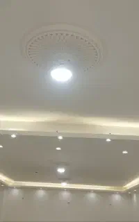 شاگرد ساده یا کاراموز سیم‌کشی ساختمان جوان و کاری