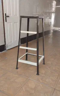 چهار پایه فلزی در شهر جدید سهند