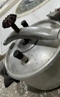 یک عدد زود پز قدیمی قیمت ۱۸۰۰