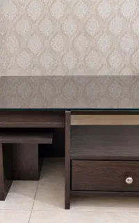 میز جلو مبلی شیشه‌ای قهوه‌ای تیره کشودار